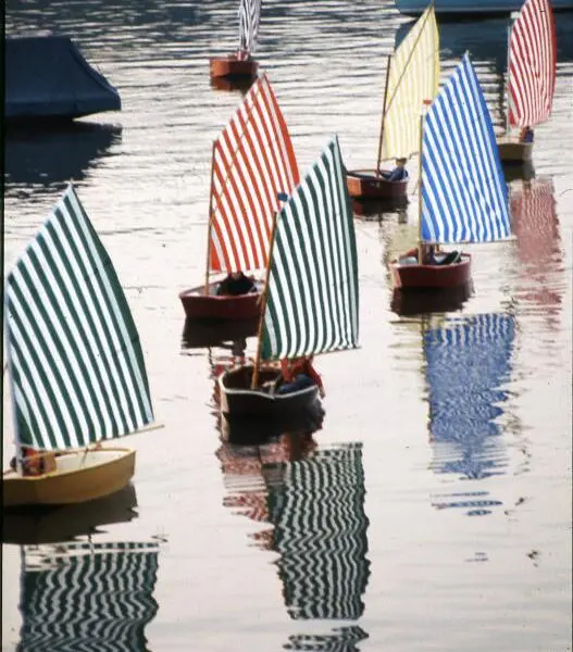Daniel Buren, Voile/Toile - Toile/Voile : 9 arbeiten, travail in situ, régate sur le lac du Wannsee, Berlin, 20 septembre 1975. Détail.