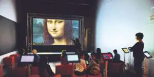 Des enfants visitent le musée numérique à la Micro-Folie de Lille.