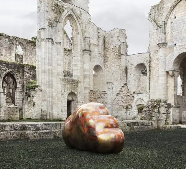 Vue de l’exposition Clouds Theory de Laurent Grasso à l’abbaye de Jumièges, 25 mai – 29 septembre 2024