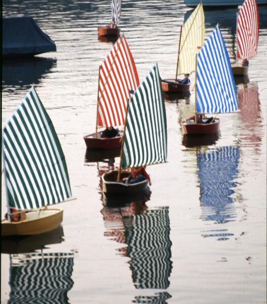 Daniel Buren, Voile/Toile - Toile/Voile : 9 arbeiten, travail in situ, régate sur le lac du Wannsee, Berlin, 20 septembre 1975. Détail.