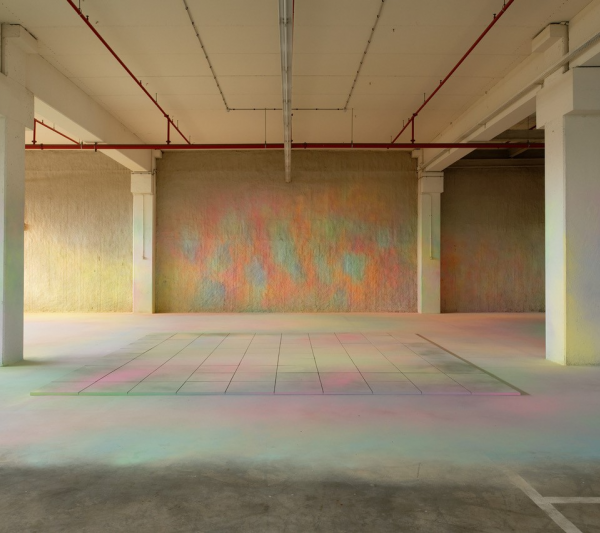 Do you love me now that I can dance ? Peinture acrylique pulvérisée sur murs, poteaux, sol et dalles de linoléum et aluminium La nouvelle adresse, CNAP, Pantin, 2018