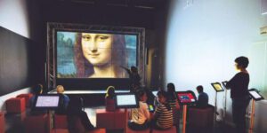 Des enfants visitent le musée numérique à la Micro-Folie de Lille.