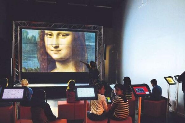 Des enfants visitent le musée numérique à la Micro-Folie de Lille.