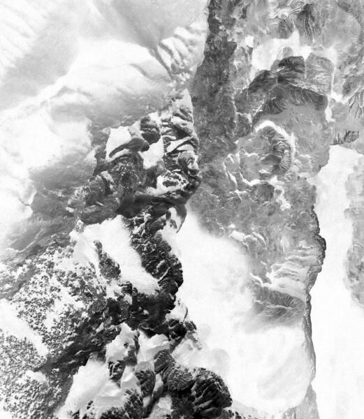 Marc-Antoine Garnier, La Cime, 2020, diptyque, tirage pigmentaire papier Etching 310g, contrecollage aluminium anodisé 1mm, cadre chêne, 120 x 81 cm chaque (détail).