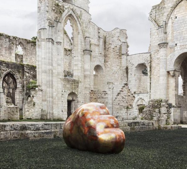 Vue de l’exposition Clouds Theory de Laurent Grasso à l’abbaye de Jumièges, 25 mai – 29 septembre 2024